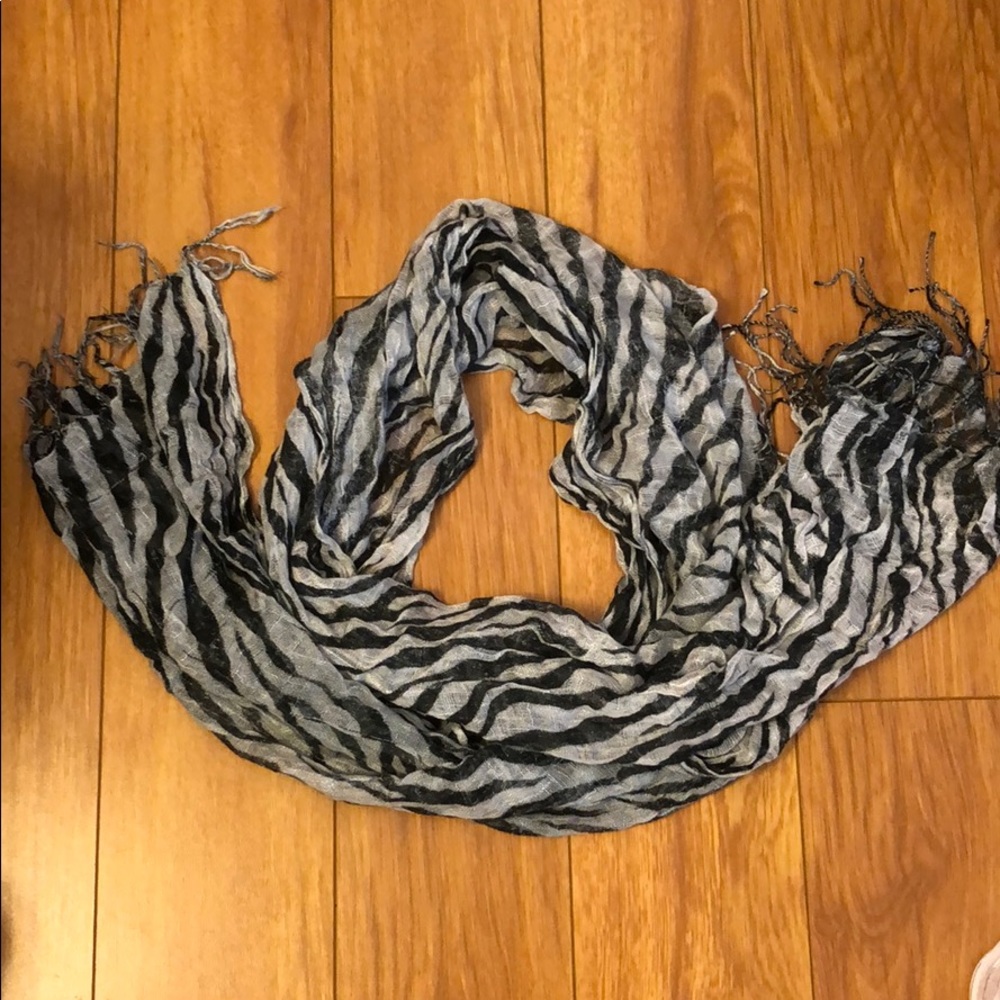 Black and white fringe scarf